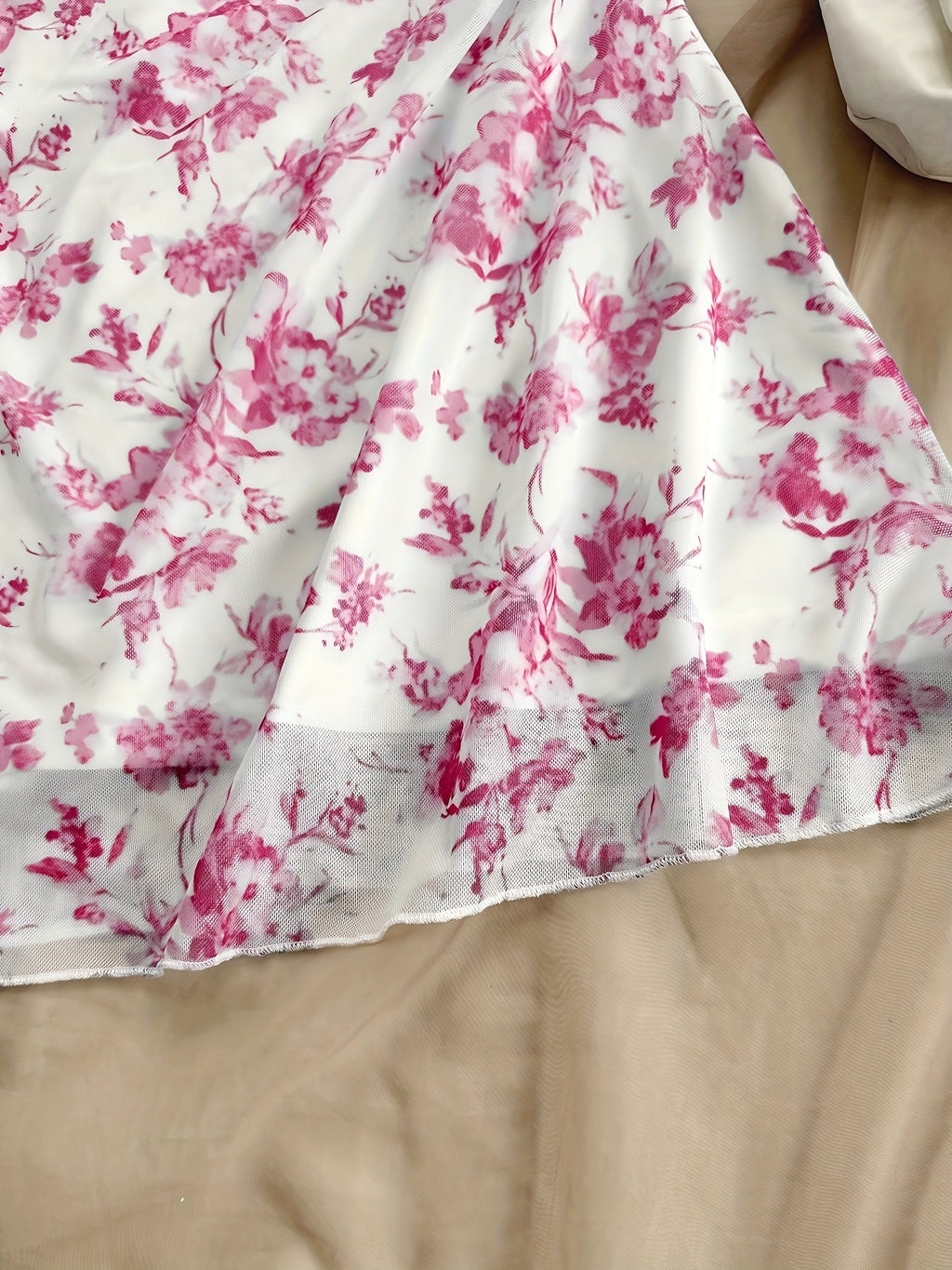 Spring/Summer New French Floral Strapless Dress with Waist-Cinching Design, Perfect for Vacations and Stylish