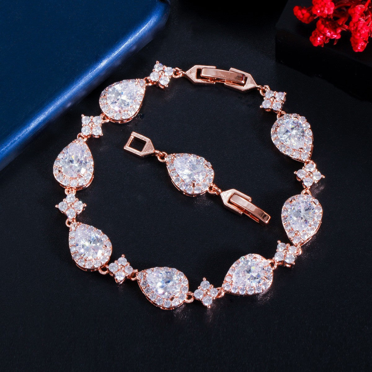 Classic teardrop-shaped geometric women's bracelet