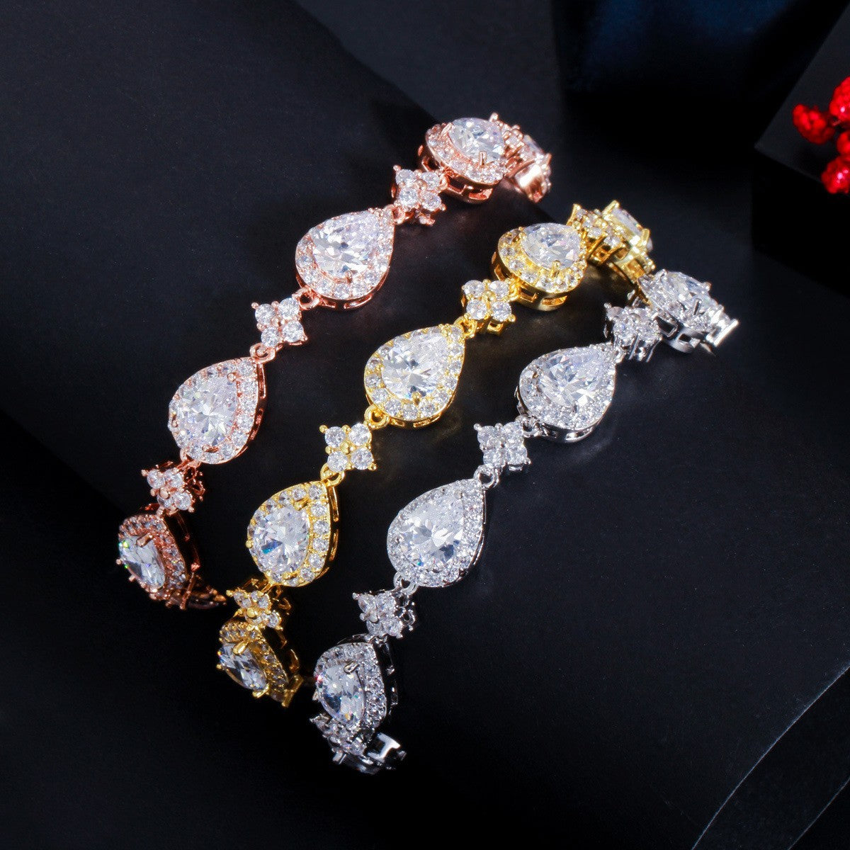 Classic teardrop-shaped geometric women's bracelet
