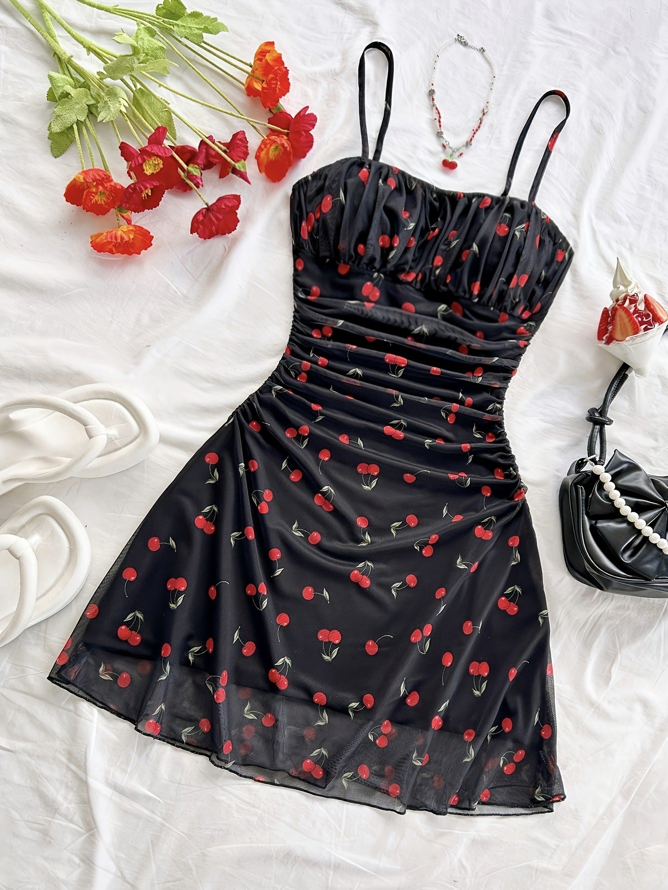 Spring/Summer New French Floral Strapless Dress with Waist-Cinching Design, Perfect for Vacations and Stylish