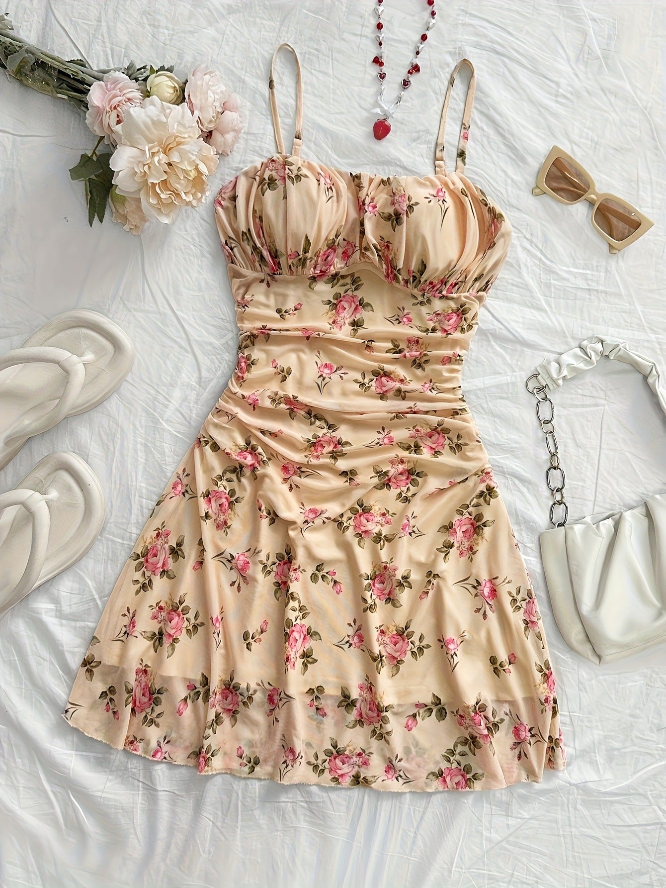 Spring/Summer New French Floral Strapless Dress with Waist-Cinching Design, Perfect for Vacations and Stylish