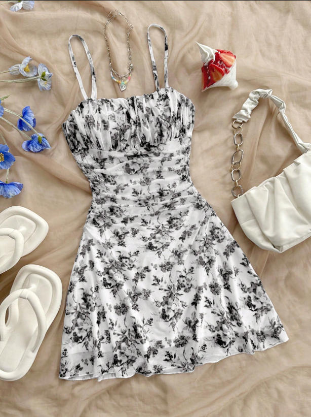 Spring/Summer New French Floral Strapless Dress with Waist-Cinching Design, Perfect for Vacations and Stylish
